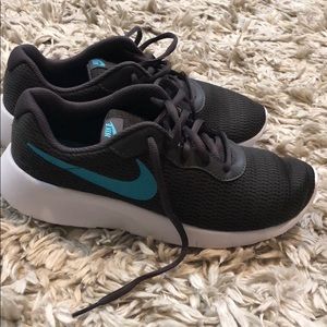 NEW nike rosch shoes